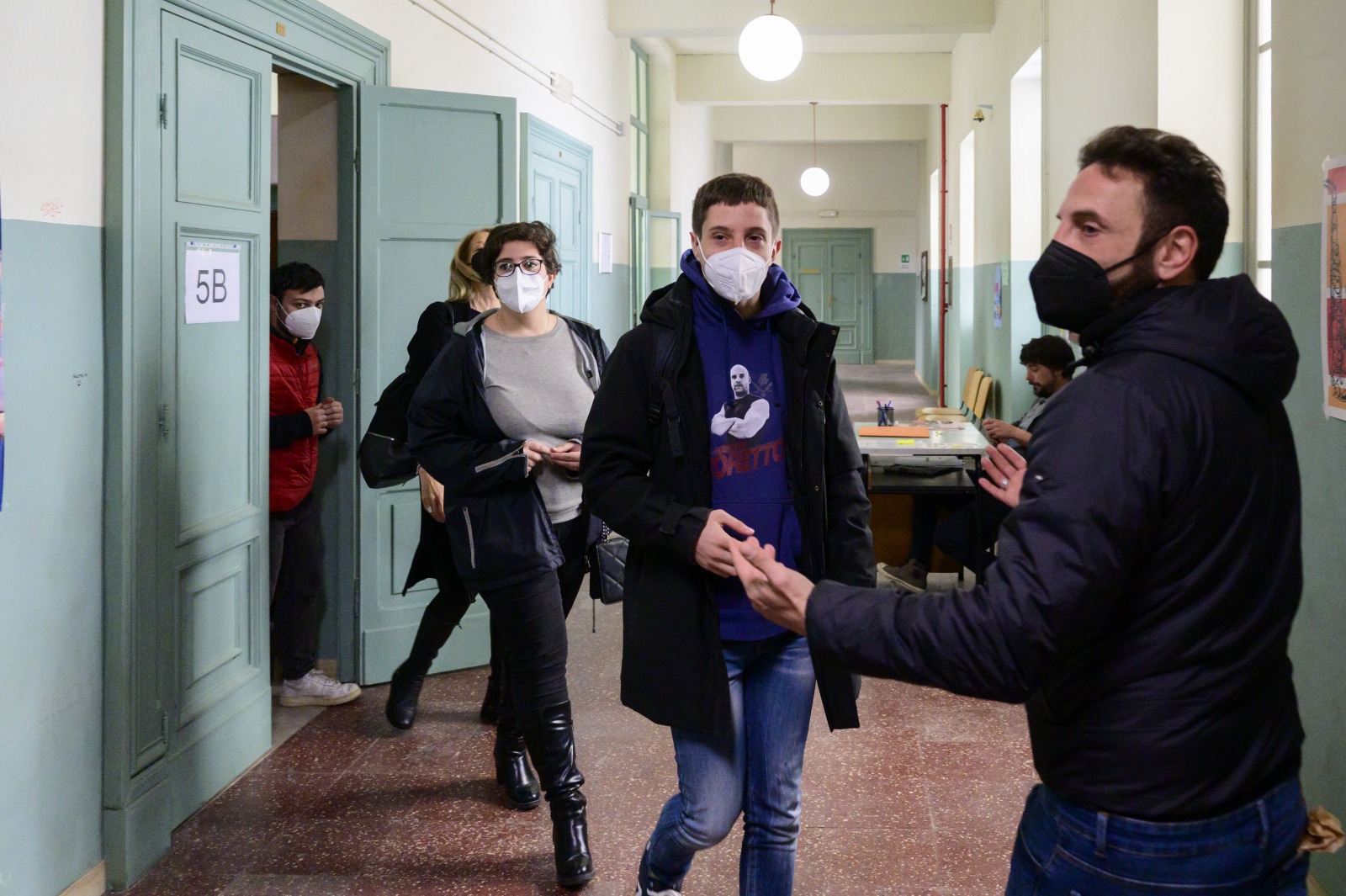 Il cast de “Un Professore 2” ed i ragazzi disabili del Centro di Formazione Saponaro - Slide