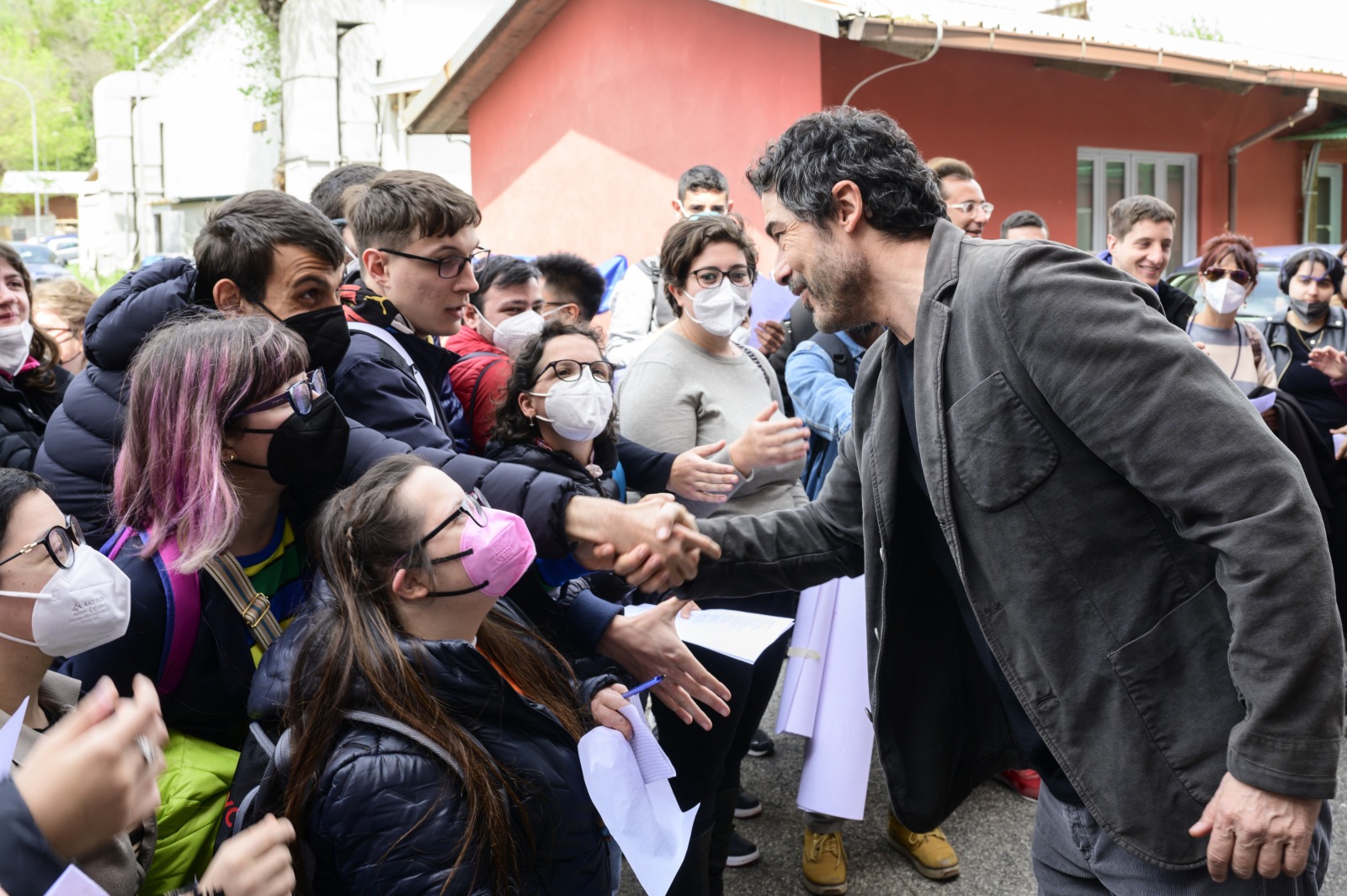 Il cast de “Un Professore 2” ed i ragazzi disabili del Centro di Formazione Saponaro - Slide