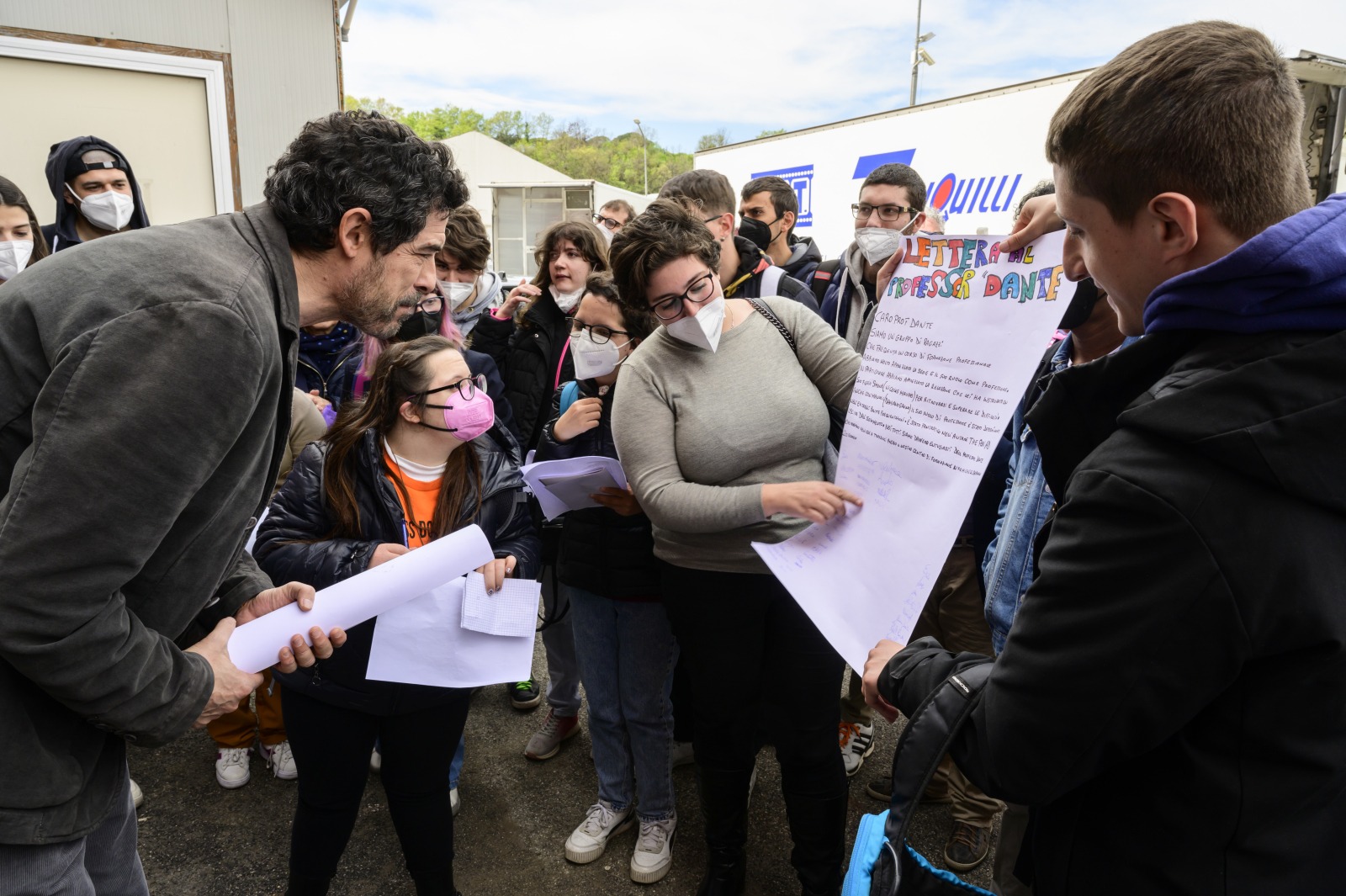 Il cast de “Un Professore 2” ed i ragazzi disabili del Centro di Formazione Saponaro - Slide