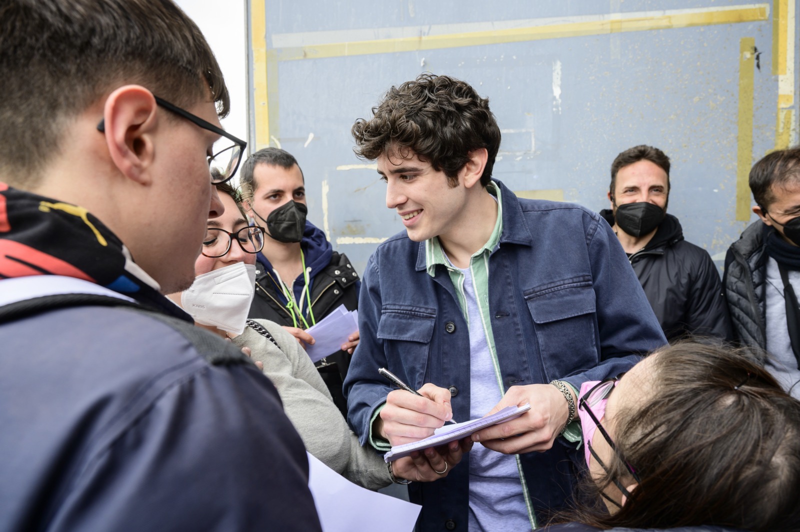 Il cast de “Un Professore 2” ed i ragazzi disabili del Centro di Formazione Saponaro - Slide