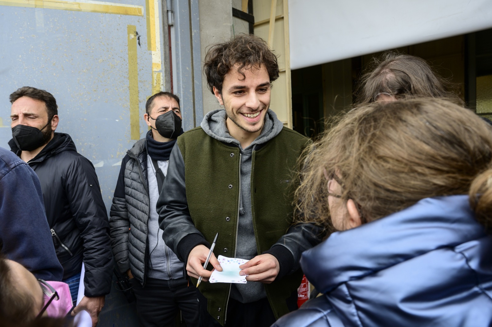 Il cast de “Un Professore 2” ed i ragazzi disabili del Centro di Formazione Saponaro - Slide